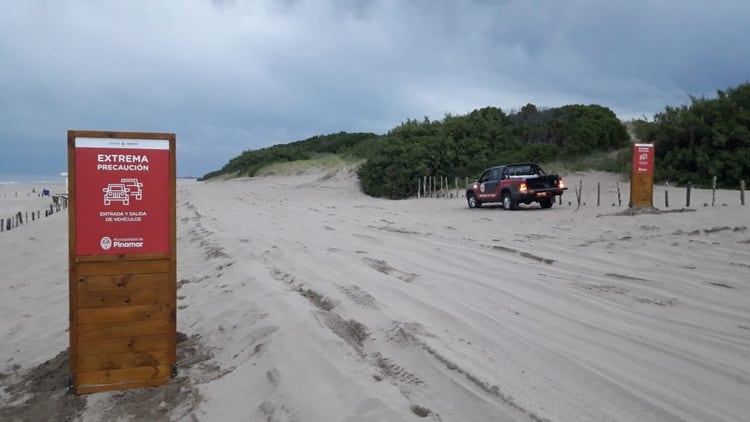 El corredor seguro por el cual deben transitar los vehículos al descender en la playa (Diego Medina)