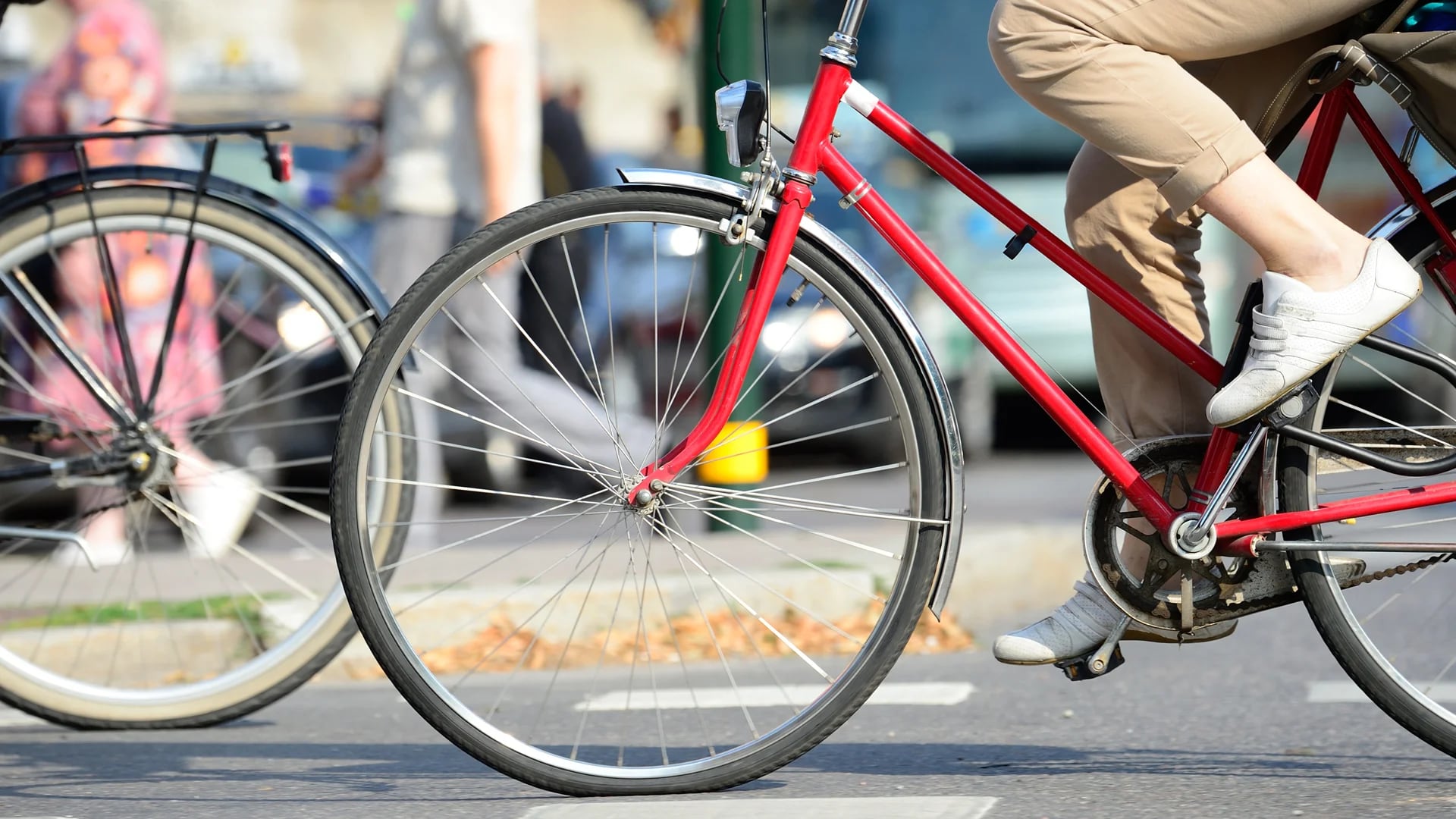 Los ciclistas deben siempre usar casco y tomar distancia con los demás vehículos  (iStock)