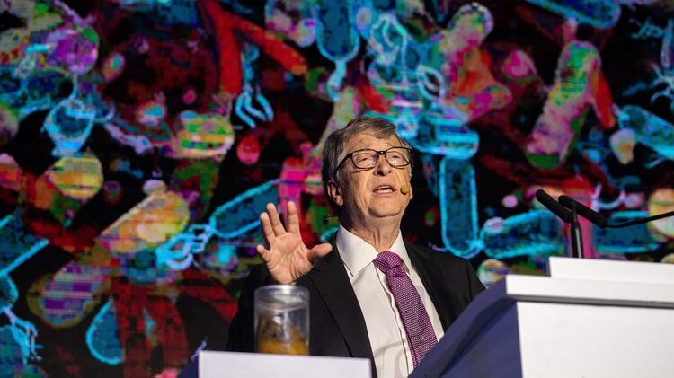 Bill Gates hablando durante la exposición sobre la reinvención del inodoro que se hizo en Beijing, en noviembre de 2018  (Photo by Nicolas ASFOURI / AFP)