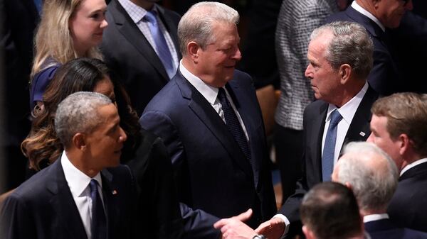 Los ex presidentes Obama y Bush despiden a McCain (AFP)