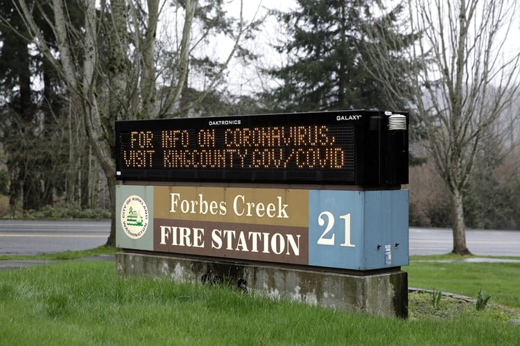 Un cartel indica una dirección de correo electrónico con información sobre el coronavirus en la región de Estados Unidos donde tuvieron lugar las muertes por la enfermedad. Foto: REUTERS/Jason Redmond