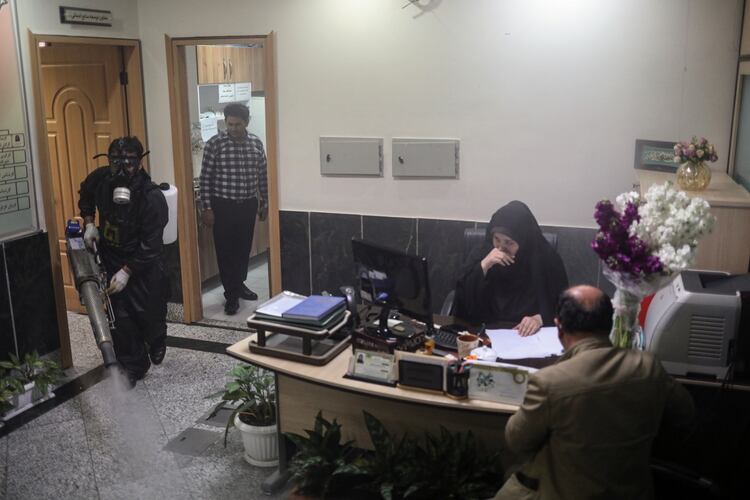 Fumigación contra el Covid19 en una oficina gubernamental de Teherán mientras continúa la atención al público. WANA (West Asia News Agency)/Ali Khara via REUTERS 