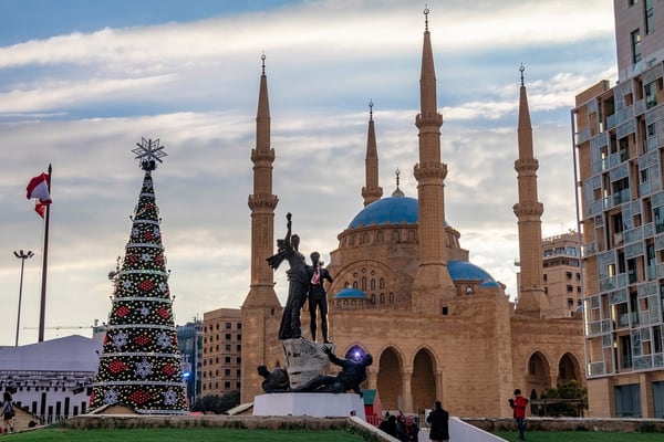 Árbol navideño en la Mezquita en Beirut, Líbano