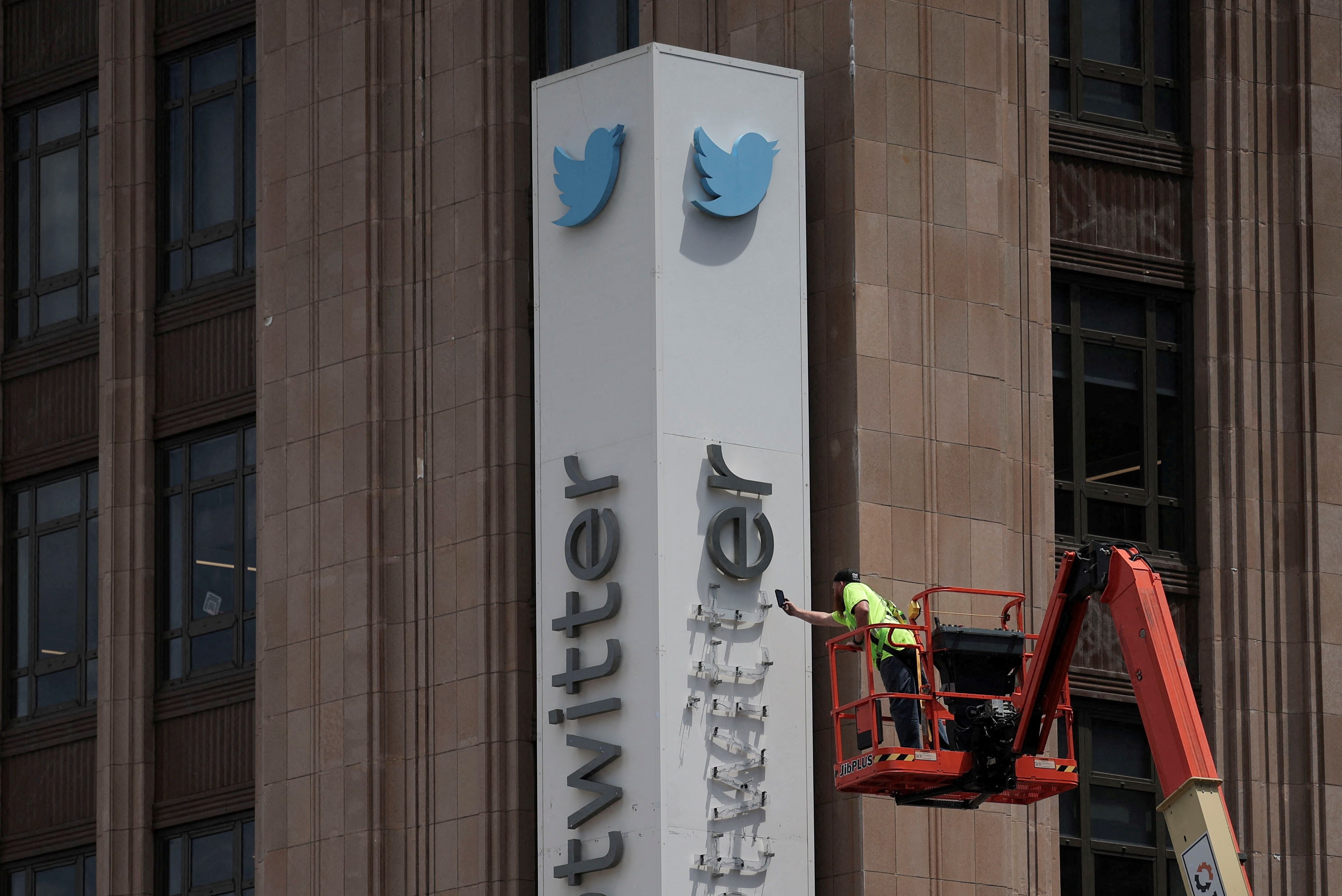 Un obrero desmantela el logo (y el nombre) de Twitter en un edificio corporativo, ayer en el downtown de San Francisco, California (REUTERS/Carlos Barria/File Photo)