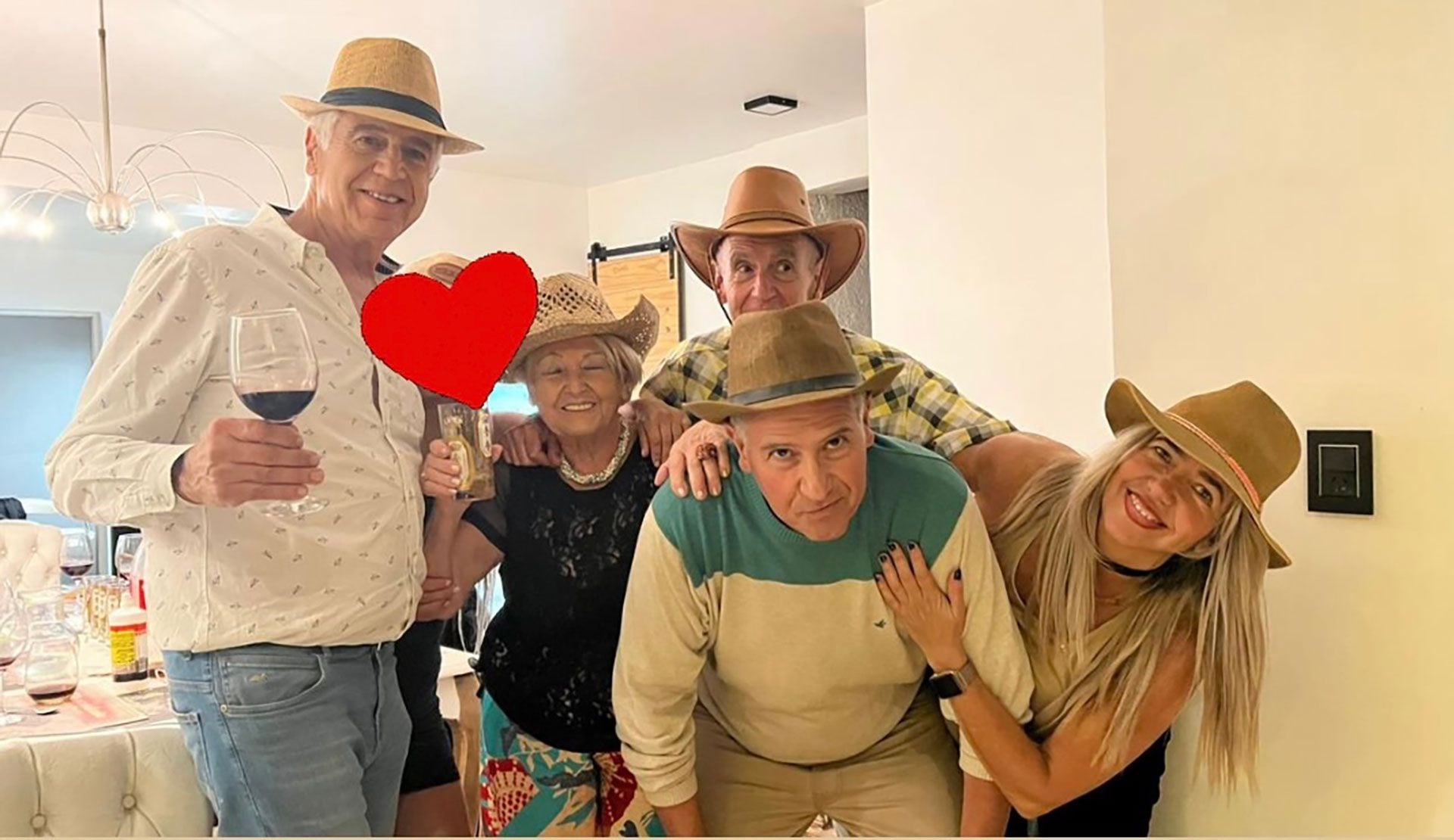 Piru con sus cuatro hijos Ricardo, Raúl, Oscar y Victoria
