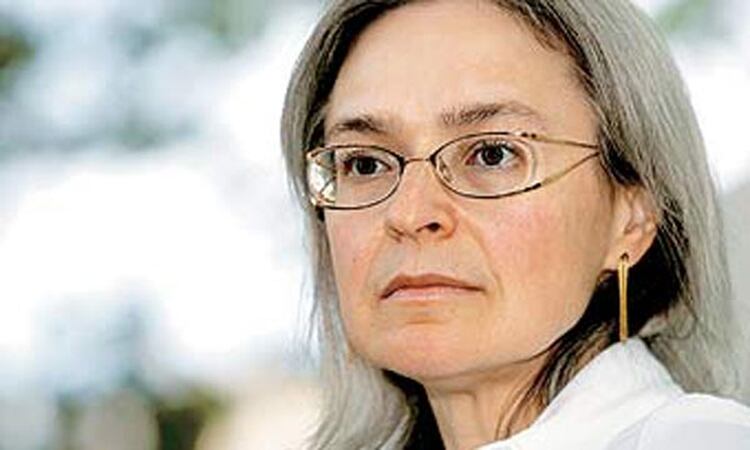 La periodista Anna Politkovskaya cubría los abusos de los derechos humanos cometidos por el ejército ruso en Chechenia y la asesinaron a tiros afuera de su apartamento. (Foto: Archivo)