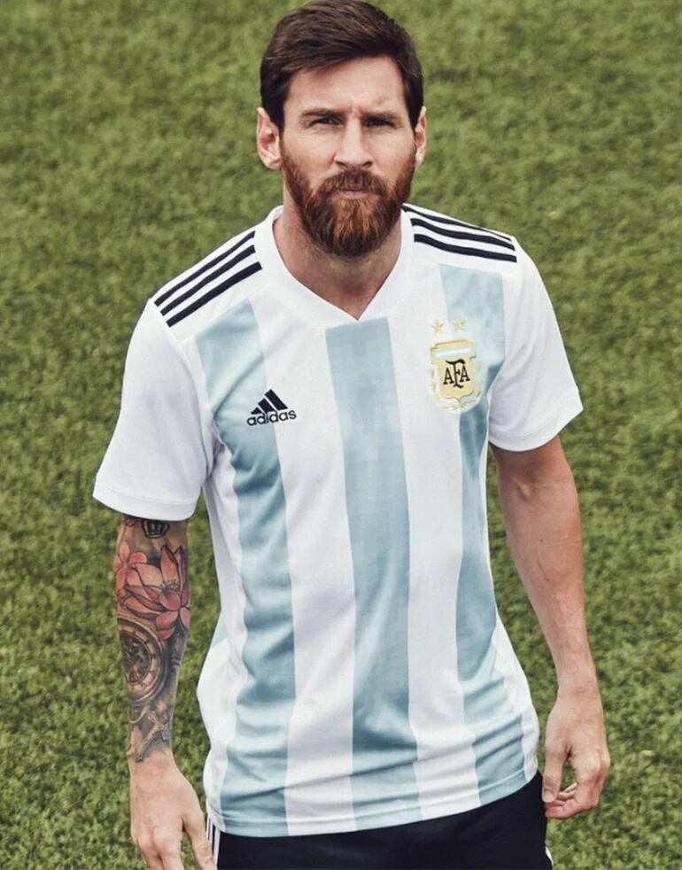 Lionel Messi posó con la camiseta que la Selección en el Mundial de Rusia Infobae