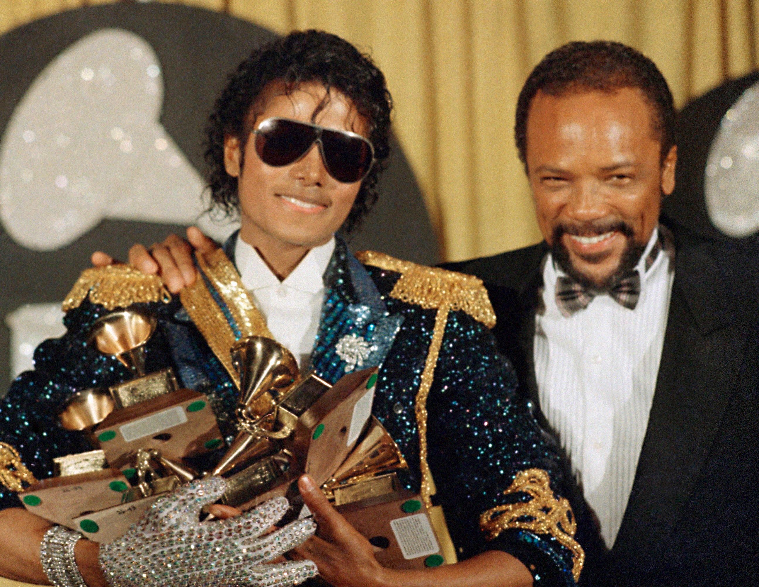 Michael Jackson y Quincy Jones en la entrega de los Grammys. Thriller arrasó y se llevó ocho premios (AP Photo/Doug Pizac, File)