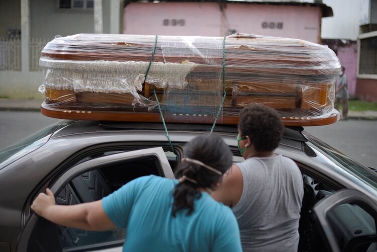 El traslado de un cuerpo (REUTERS/Vicente Gaibor del Pino)