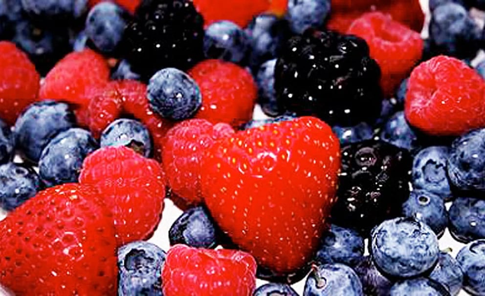  Las frutillas, por ejemplo, son ricas en flavonoides y pueden ayudar a retrasar el deterioro cognitivo Son un tipo de f 