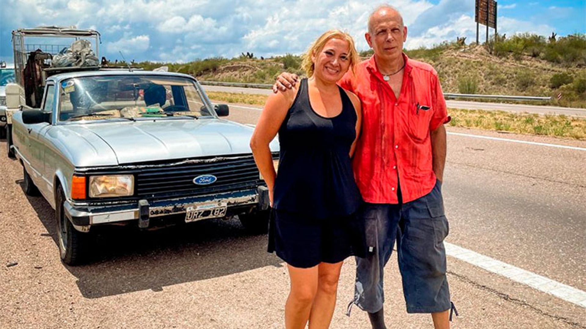 Edmundo y su mujer, Fabiola, en un alto en la ruta 40 (www.autoabasura.com)