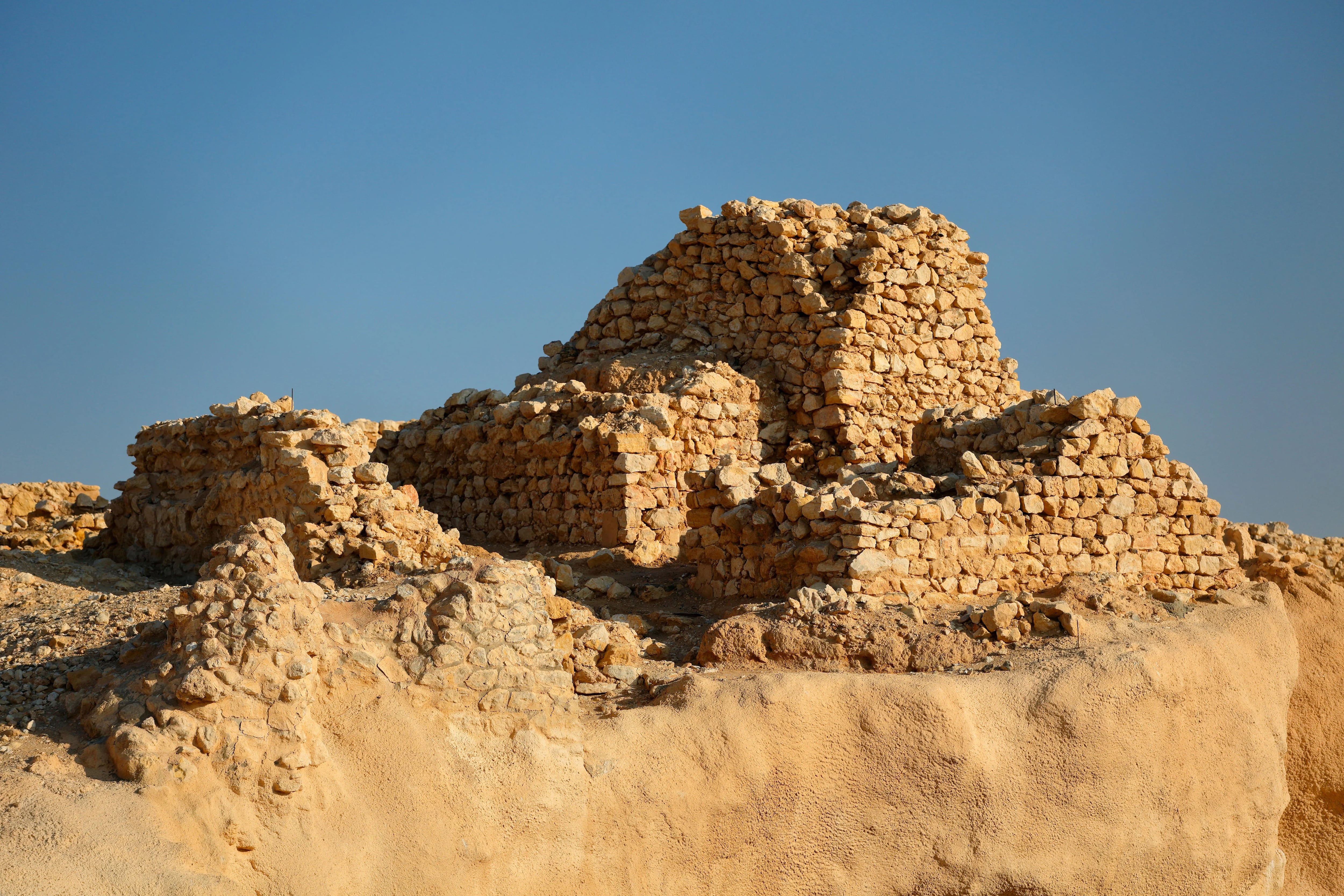 Ruinas de la ciudad vieja de Ubar en el desierto de Rub al-Khali en Shisr, Dhofar, Omán, uno de los lugares