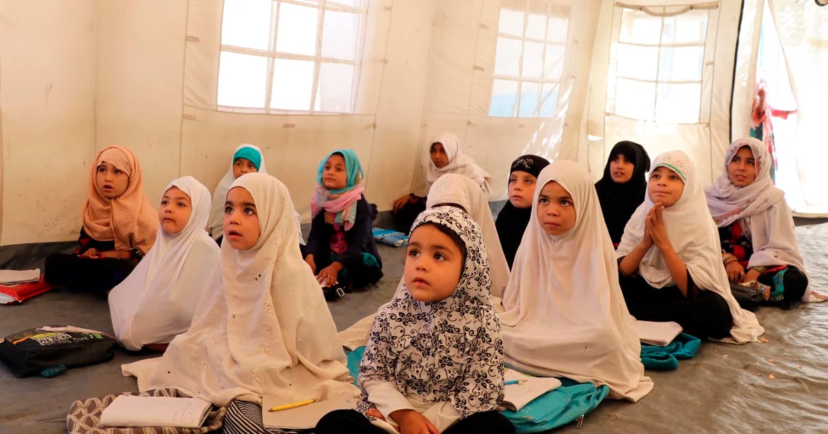 I talebani hanno minacciato le scuole perché si diceva che accettassero come studentesse ragazze di età superiore ai 10 anni.