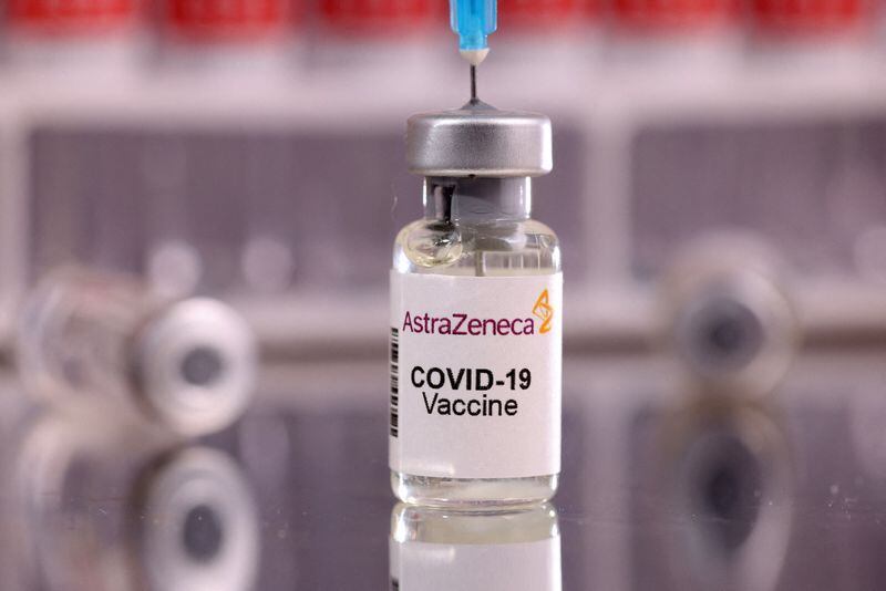 La vacuna para prevenir casos graves y la muerte a causa del virus del SARS-CoV-2 producida por la Universidad de Oxford fue aplicada a millones de personas en todo el mundo (Reuters)