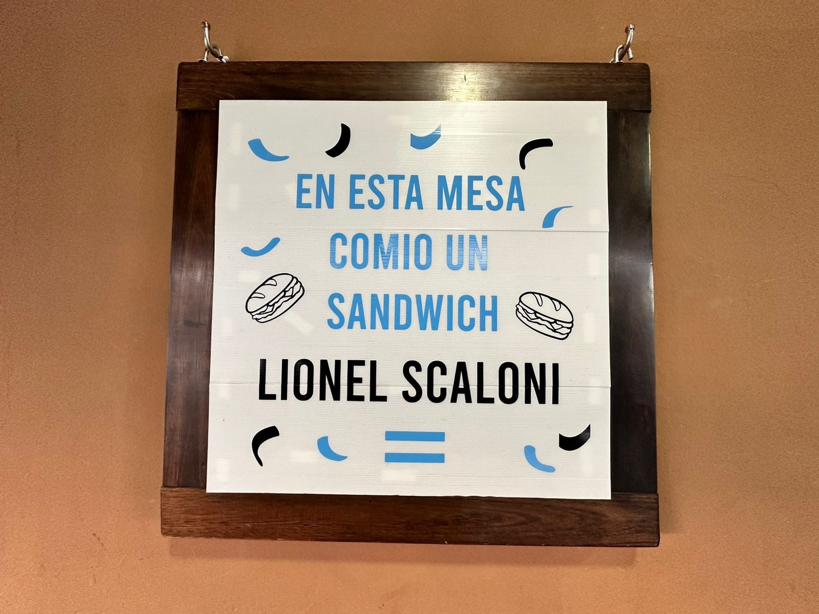 La placa que colocaron en la mesa donde se sentó el DT de la Selección Nacional