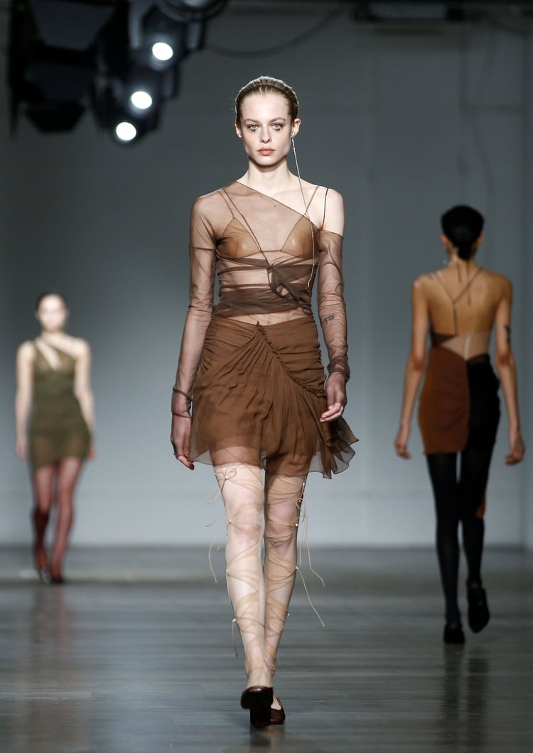 Transparencias y tules en la pasarela, algunas de la tendencias presentadas por Nensi Dojaka en el desfile de Londres Fashion Week 