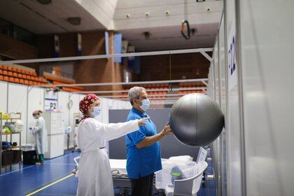 El equipo de Gholamrezanezhad analizó imágenes de TAC de pulmón de 919 pacientes de estudios publicados y encontró que los lóbulos inferiores de los pulmones son los que se dañan con mayor frecuencia (REUTERS/Nacho Doce)