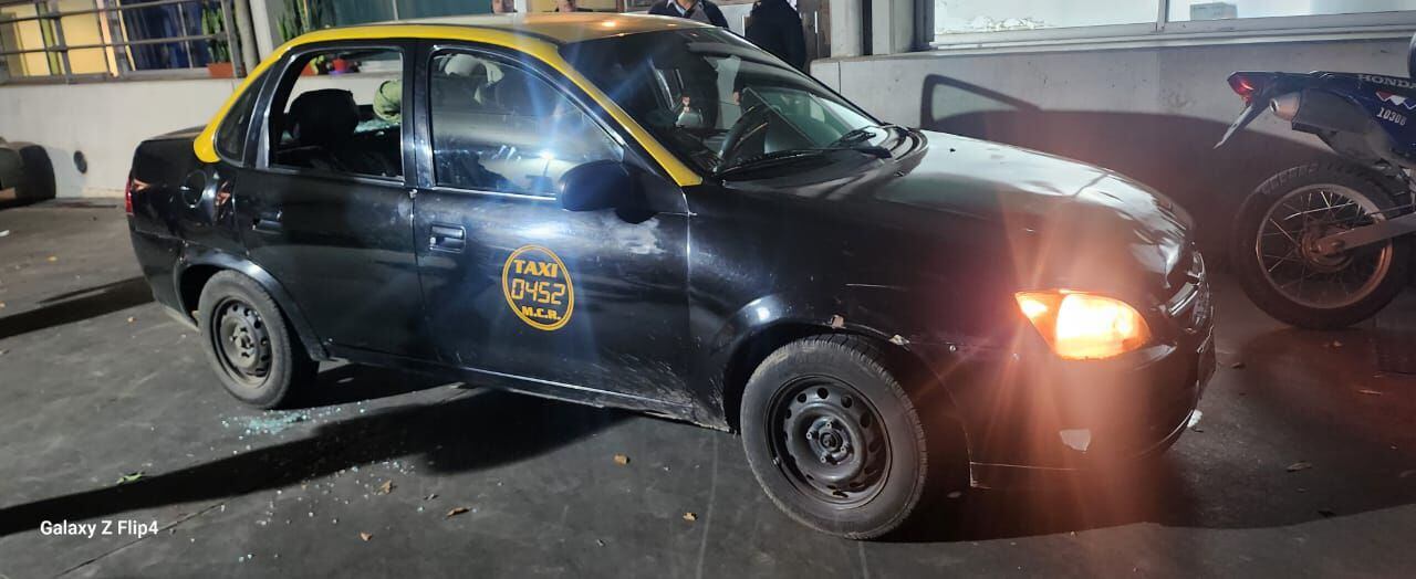 Rosario: un sicario baleó un taxi e hirió a tres pasajeros