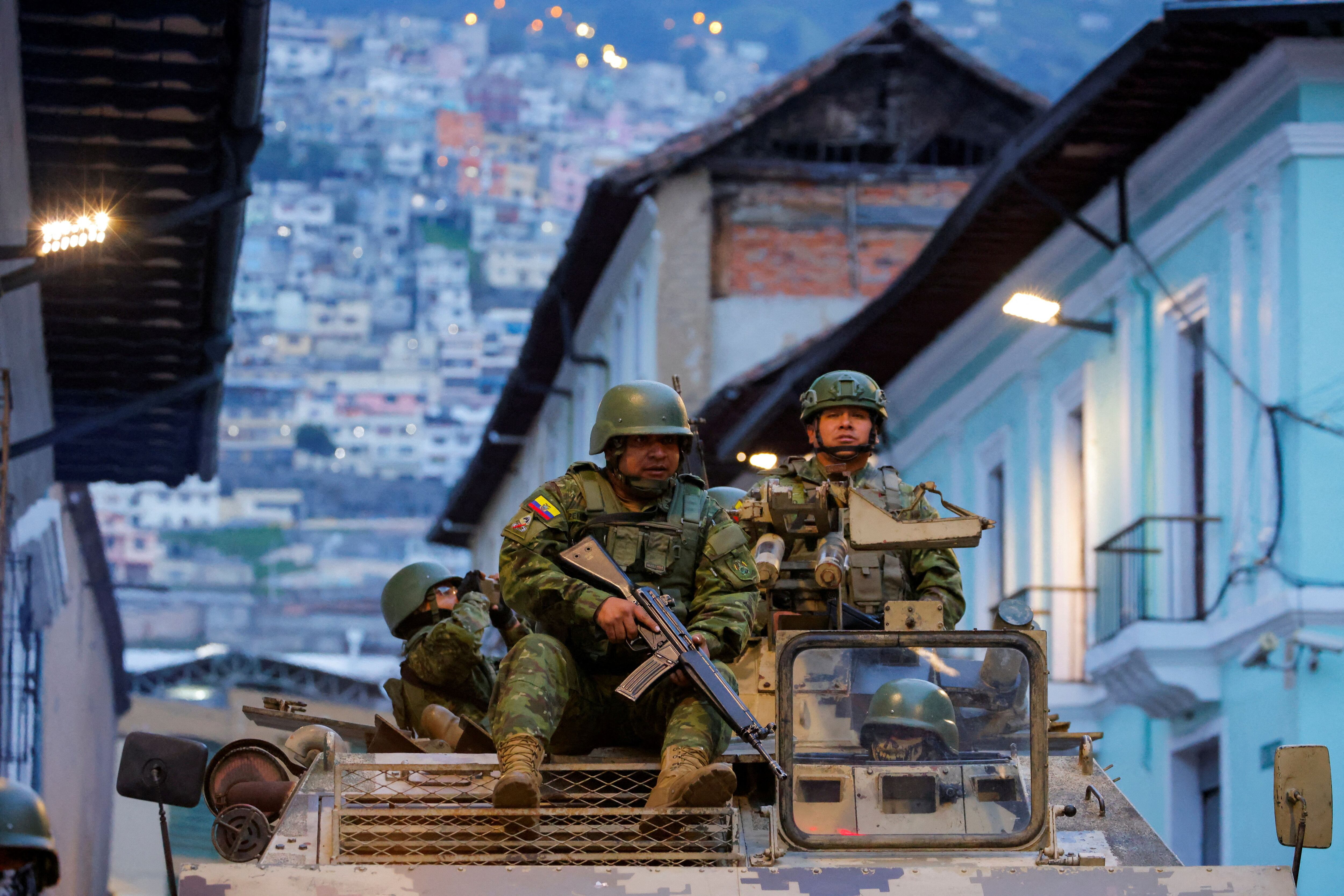 Soldados en un vehículo blindado patrullan el centro histórico de la ciudad tras un estallido de violencia un día después de que el presidente de Ecuador, Daniel Noboa, declarara el estado de emergencia por 60 días. REUTERS/Karen Toro   