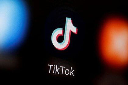 El logotipo de TikTok en un teléfono inteligente 
