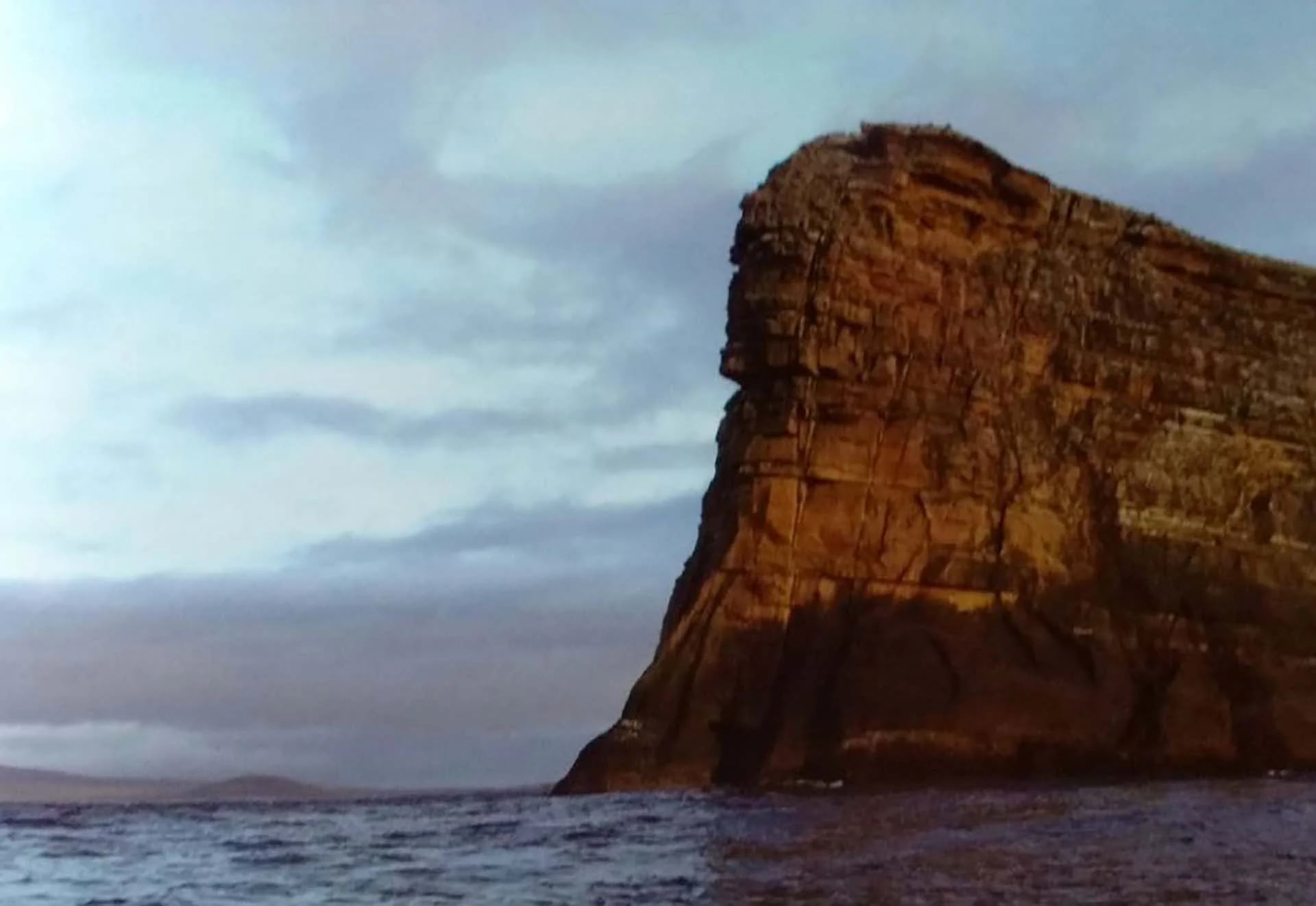 Acantilado del archipiélago malvinero frente al Mar Argentino