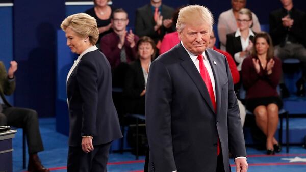 Hillary Clinton y Donald Trump, durante uno de los debates de 2016 (AP)