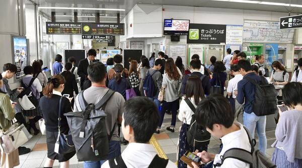 Pasajeros en una estación en Kyoto (Kyodo/via REUTERS)