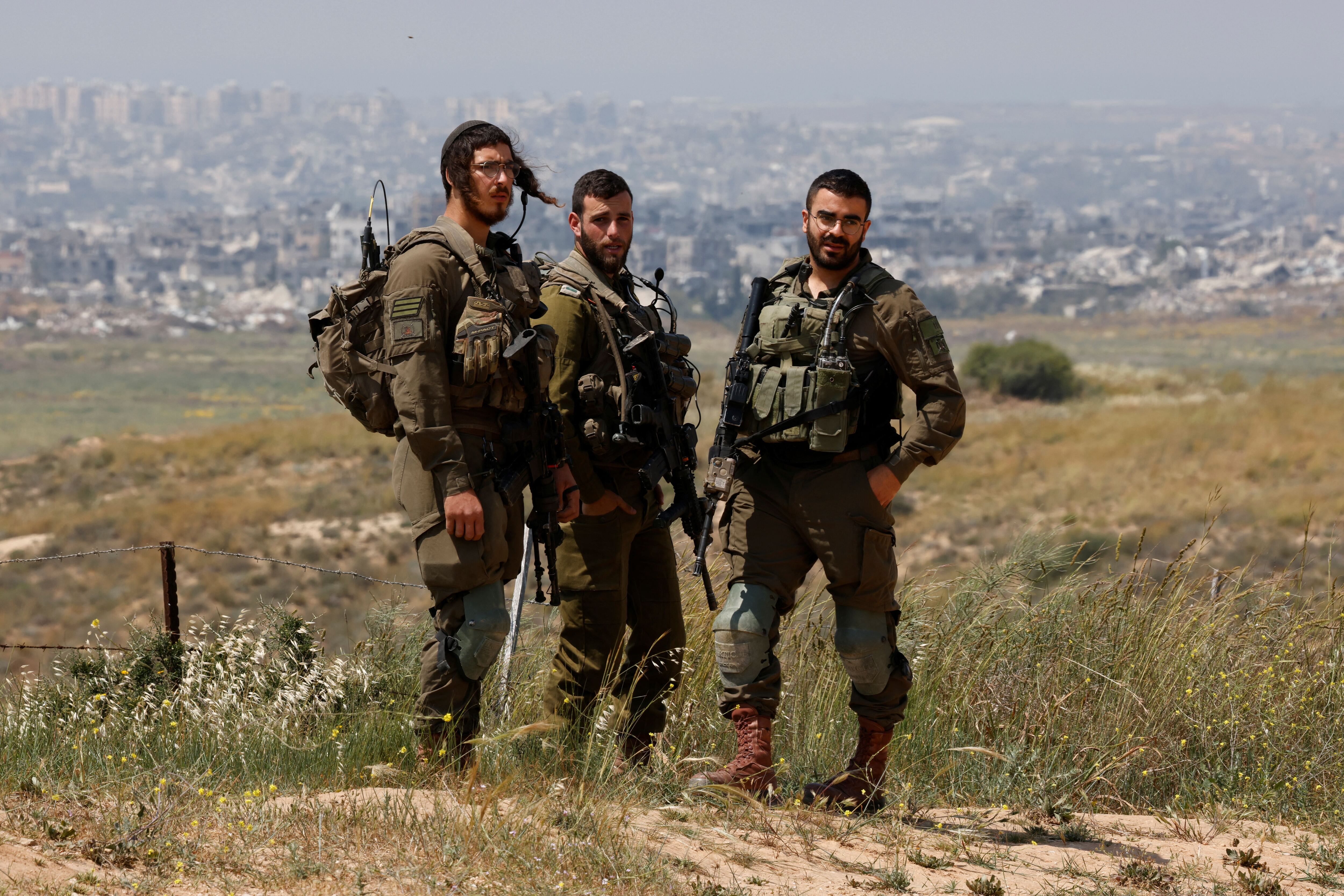 Soldados israelíes patrullan cerca de la frontera entre Israel y Gaza  (REUTERS/Amir Cohen)