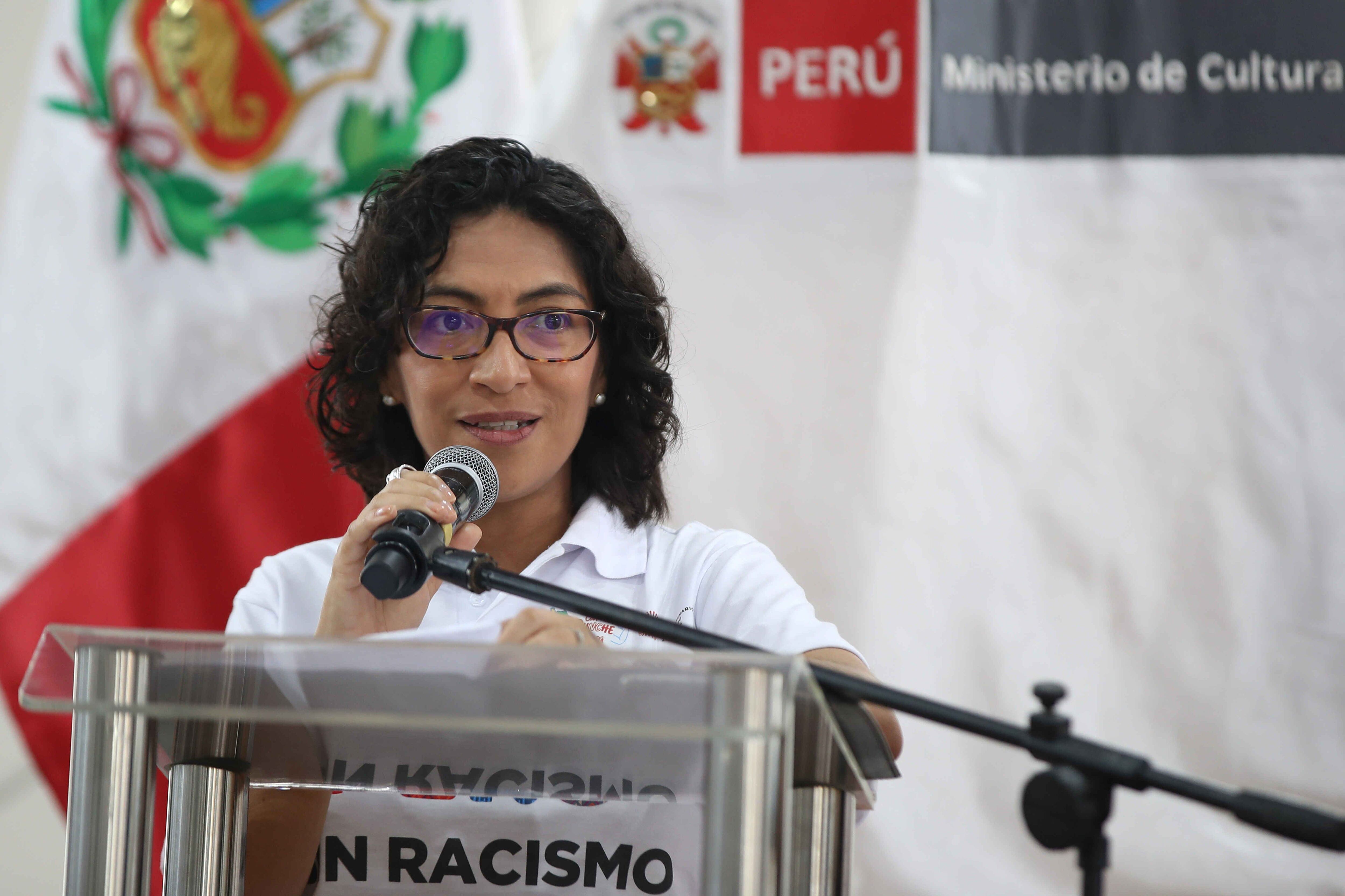 Fotografía de archivo en la que se registró a la ministra de Cultura de Perú, Leslie Urteaga (c), en Lima (Perú). EFE/Paolo Aguilar
