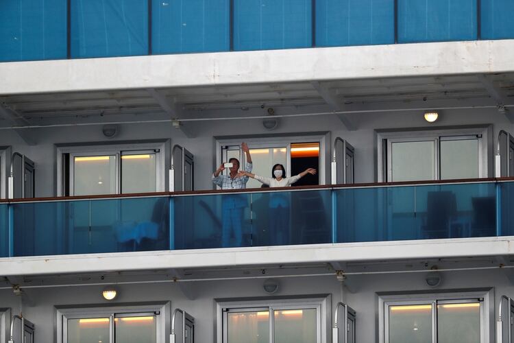 Los pasajeros, en cuarentena, están confinados a sus habitaciones y sólo puede salir en cortos períodos de tiempo y usando barbijos (REUTERS/Athtit Perawongmetha)