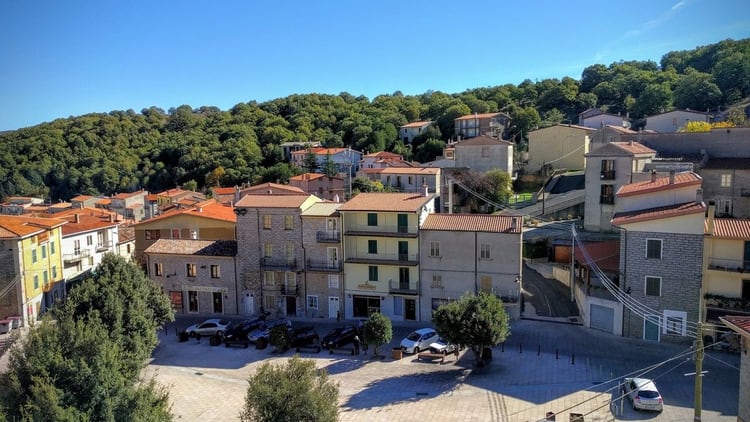 La mayoría de sus casas están construidas en piedras y con techos de tejas (Comune di Ollolai)