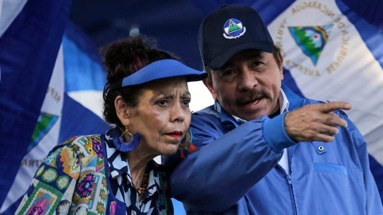 El presidente nicaragüense Daniel Ortega y su esposa, la vicepresidente Rosario Murillo (AFP)