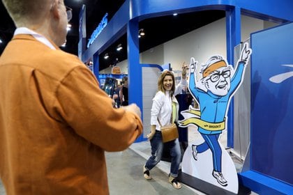 Una caricatura de Warren Buffett sirve para fotografiarse en un shoping de Omaha, Nebraska, - REUTERS/Scott Morgan/File Photo