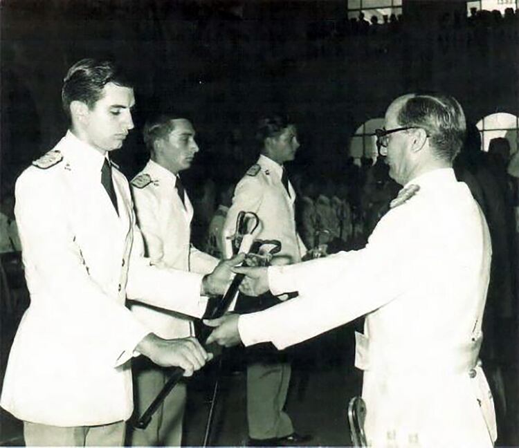 En 1972, el entonces subteniente Jaureguiberry recibiÃ³ su sable de mando como oficial de EjÃ©rcito
