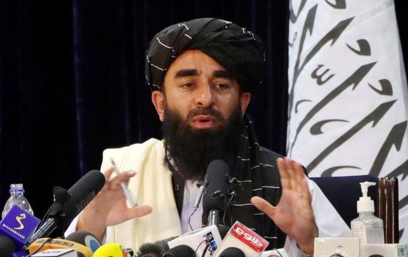 FOTO DE ARCHIVO: El portavoz talibán Zabihullah Mujahid habla durante una conferencia de prensa en Kabul (REUTERS)