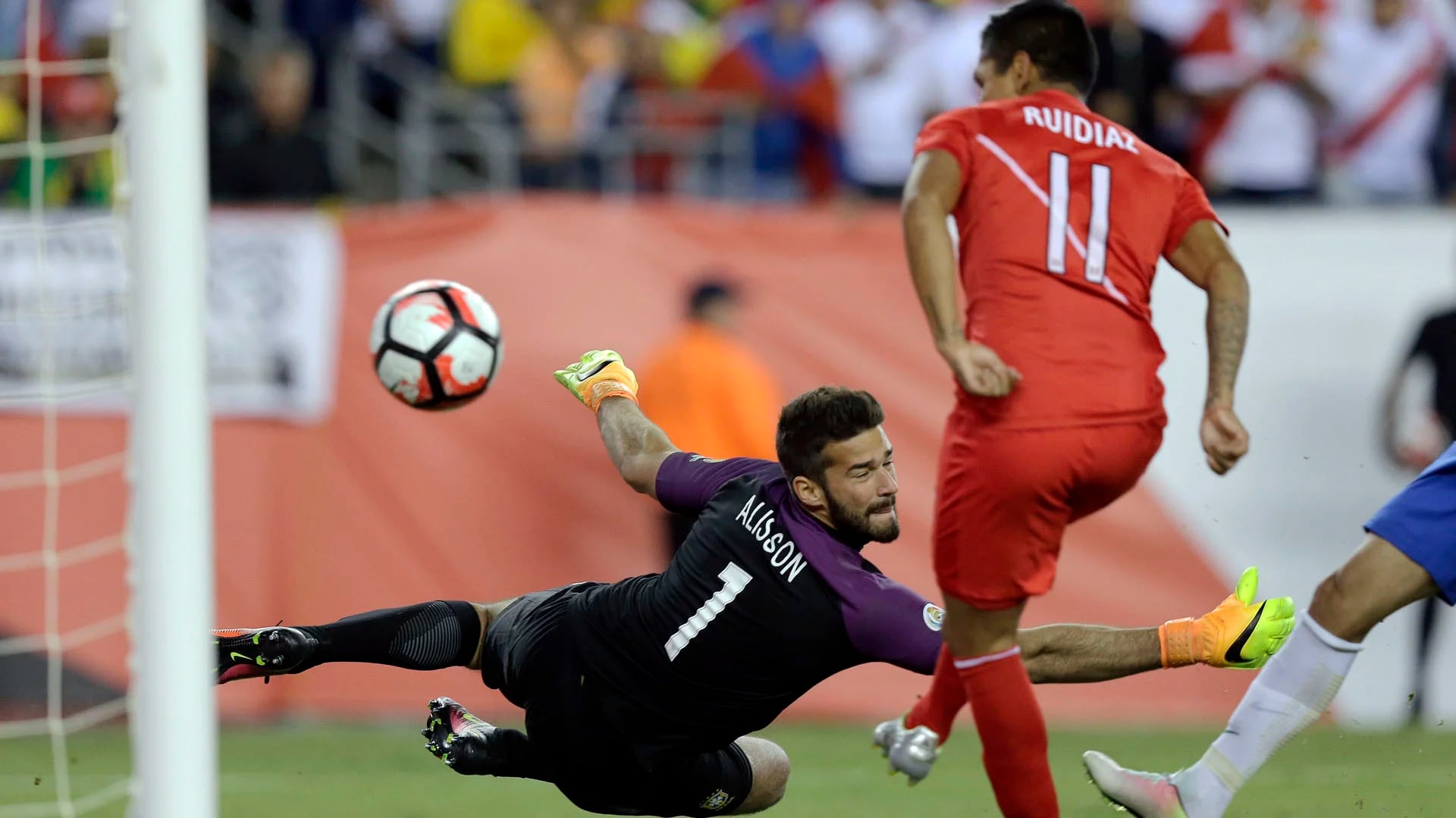 Ruidiaz anota el gol que le eliminó a Brasil de la Copa América Centenario (AP)
