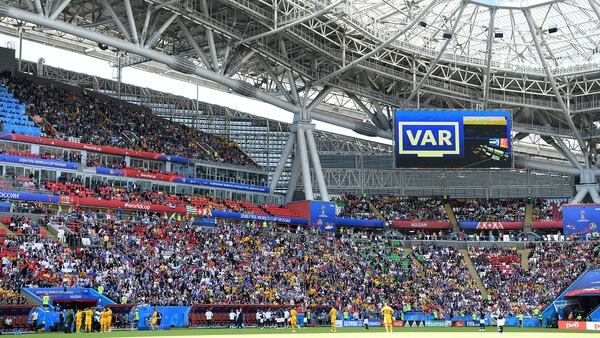 El VAR ya protanizó varias acciones en lo que va de la Copa del Mundo de Rusia (AFP)