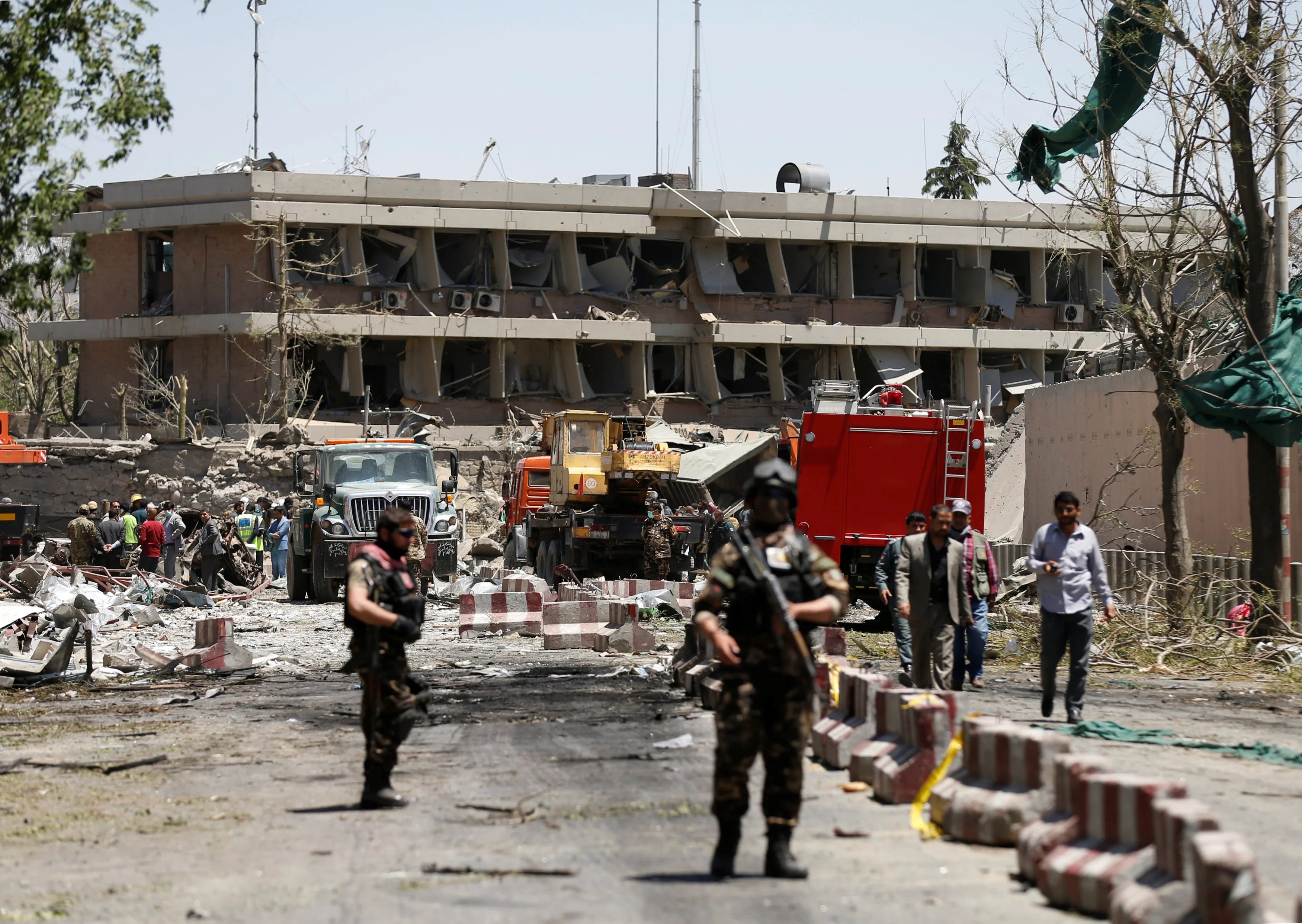 Fuerzas de seguridad afganas inspeccionan las afueras de la embajada de Alemania tras el estallido (Reuters)