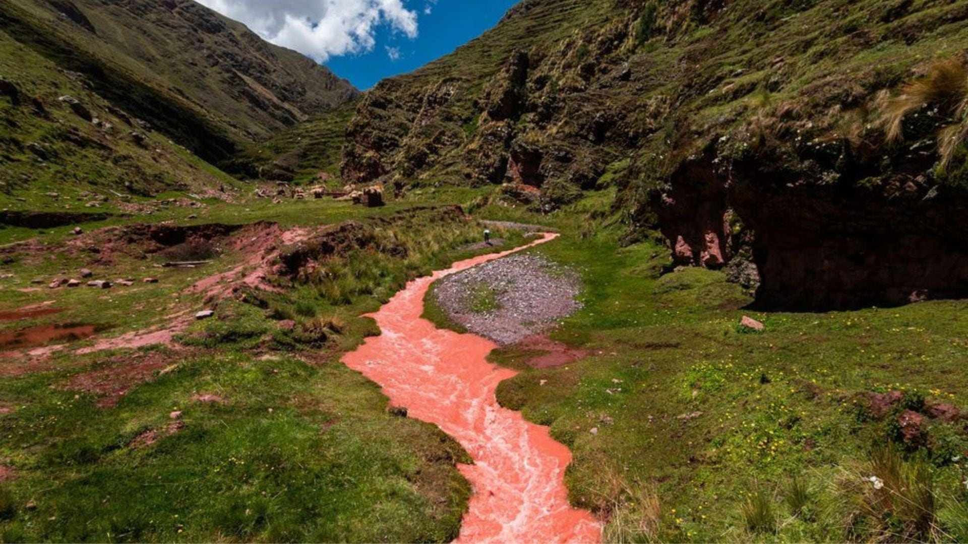 El Río rojo es un fenómeno natural donde el río se tiñe de tonos rojizos durante los meses de invierno. Foto: Rumbos del Perú.
