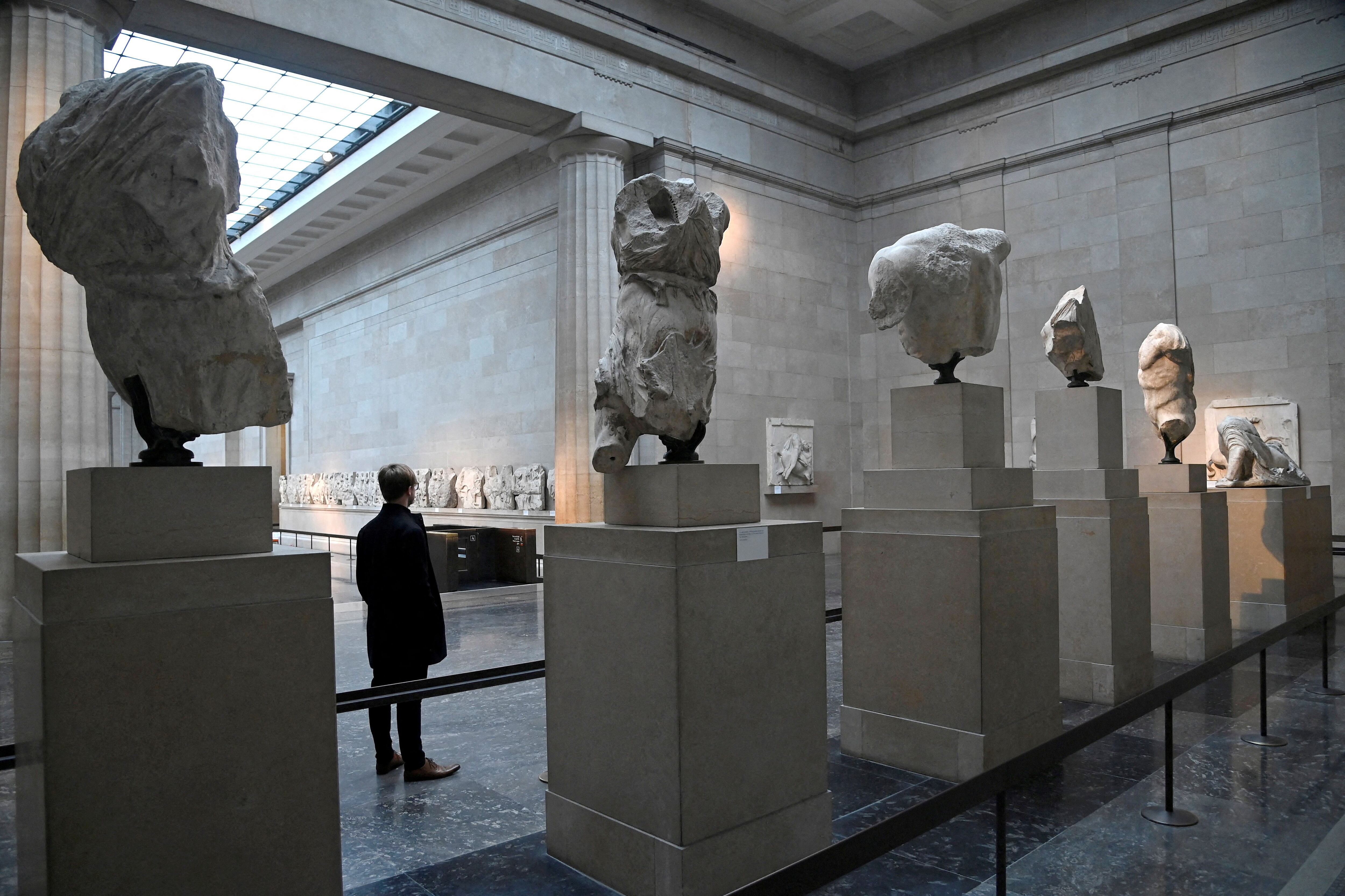 Un empleado observa las esculturas del Partenón, a veces denominadas en el Reino Unido como los Mármoles de Elgin, en exhibición en el Museo Británico de Londres (REUTERS/Toby Melville)