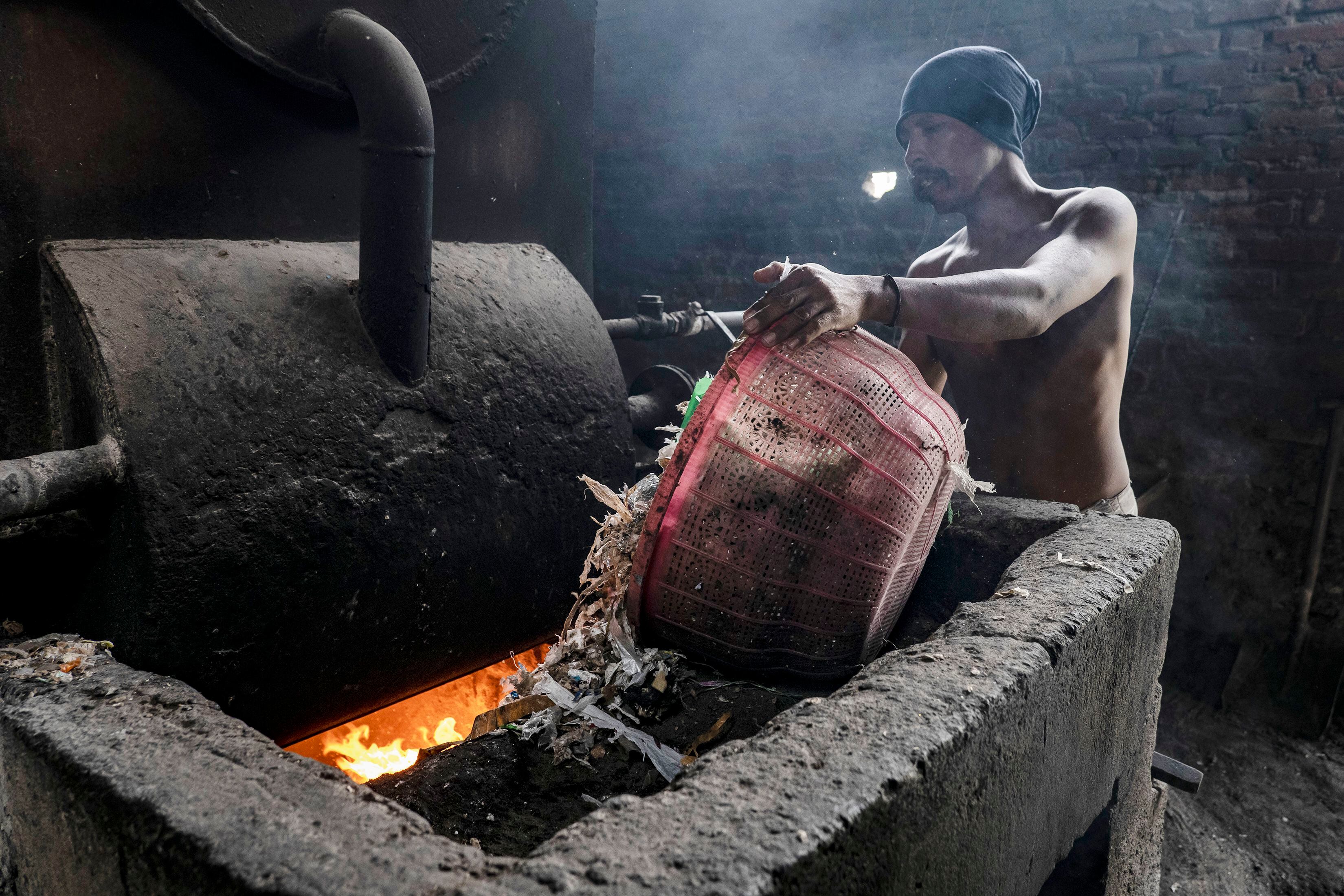 Basura plástica ingresada a un horno comercial (Ulet Ifansasti/The New York Times)