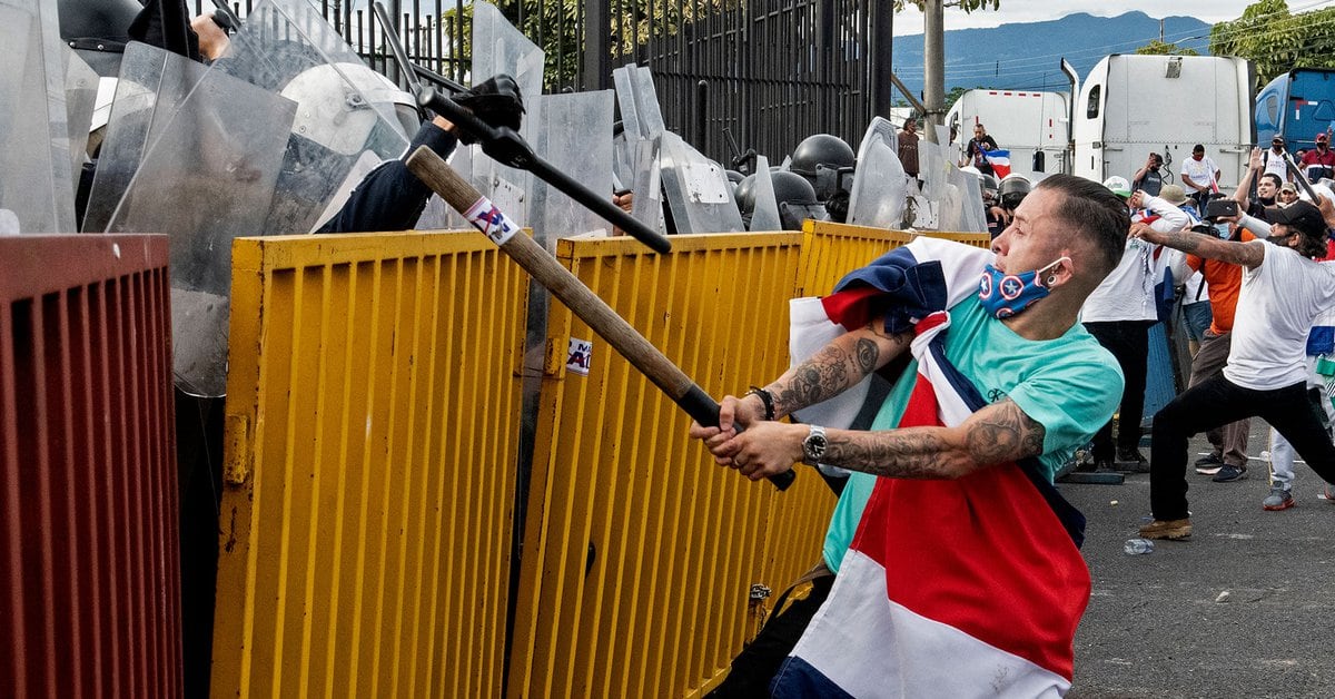 Photo of Tensiones en Costa Rica: enfrentamientos entre policías y manifestantes por rechazo al acuerdo del FMI