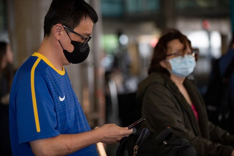 Pasajeros con barbijo en el aeropuerto internacional de San Pablo (AP/Andre Penner)