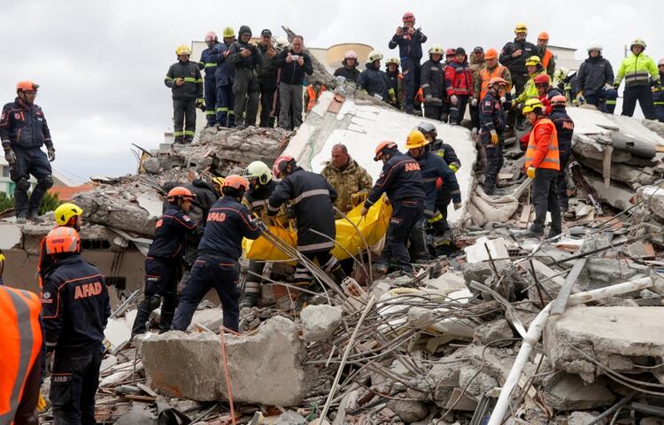Personal de emergencia traslada un cuerpo durante la búsqueda de sobrevivientes en un edificio derrumbado en Durres, después de que un terremoto sacudiera Albania (REUTERS/Florion Goga)