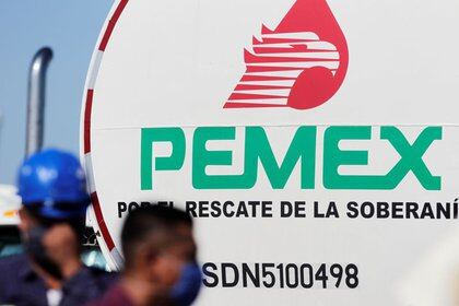 Logo de la petrolera estatal mexicana Pemex visto durante la visita de AMLO a la refinería de Cadereyta, el 27 de agosto de 2020. REUTERS/Daniel Becerril
