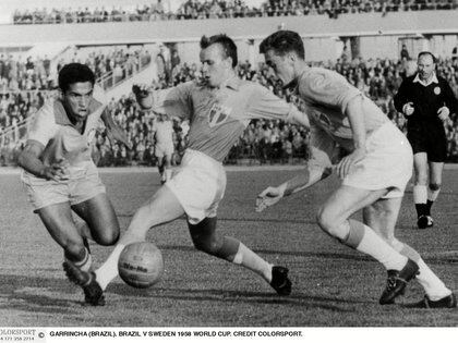 Garrincha elude a rivales en un encuentro entre Brasil y Suecia en el Mundial de 1958 (Mandatory Credit: Photo by Colorsport/Shutterstock)