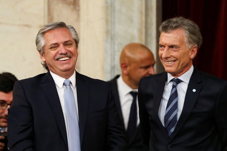 Alberto Fernández y Mauricio Macri, en el acto de traspaso presidencial. Tras las PASO de agosto, el dólar tuvo un transitorio respiro en torno de los 60 pesos luego de que ambos conversaran por teléfono