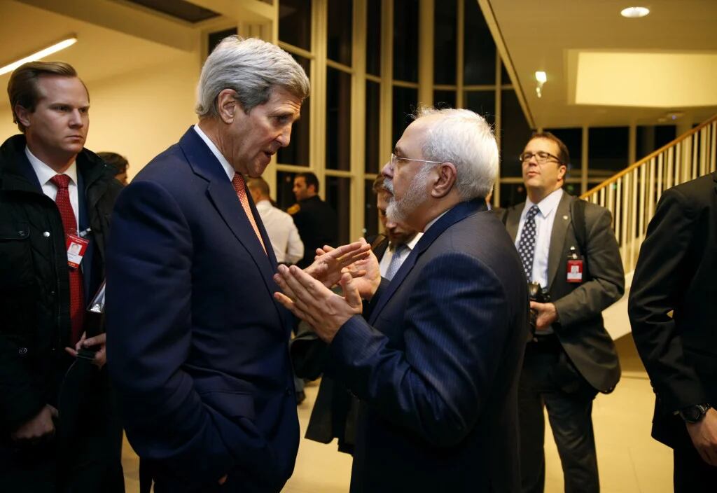 El secretario de Estado de EEUU, John Kerry, y el ministro de Exteriores de Irán, Mohammad Javad Zarif, durante las negociaciones (AP)