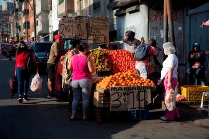 Vista de una venta de alimentos en una calle de Caracas, Venezuela, en una fotografía de archivo. EFE/Rayner Peña R 