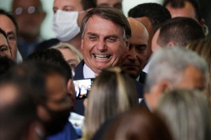 FOTO DE ARCHIVO: Bolsonaro sonríe entre una multitud después de una ceremonia de lanzamiento de un programa para ayudar a los nuevos alcaldes, en Brasilia el 23 de febrero de 2021. REUTERS/Ueslei Marcelino
